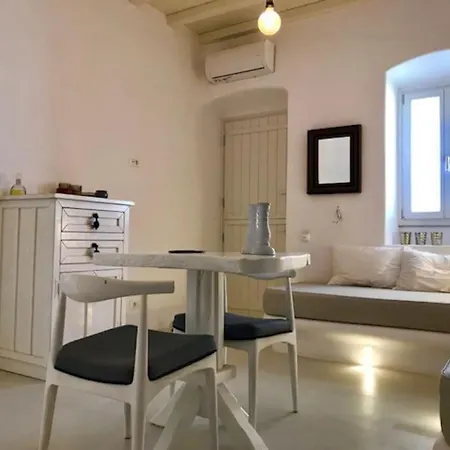 Nyaraló Historical Mykonian